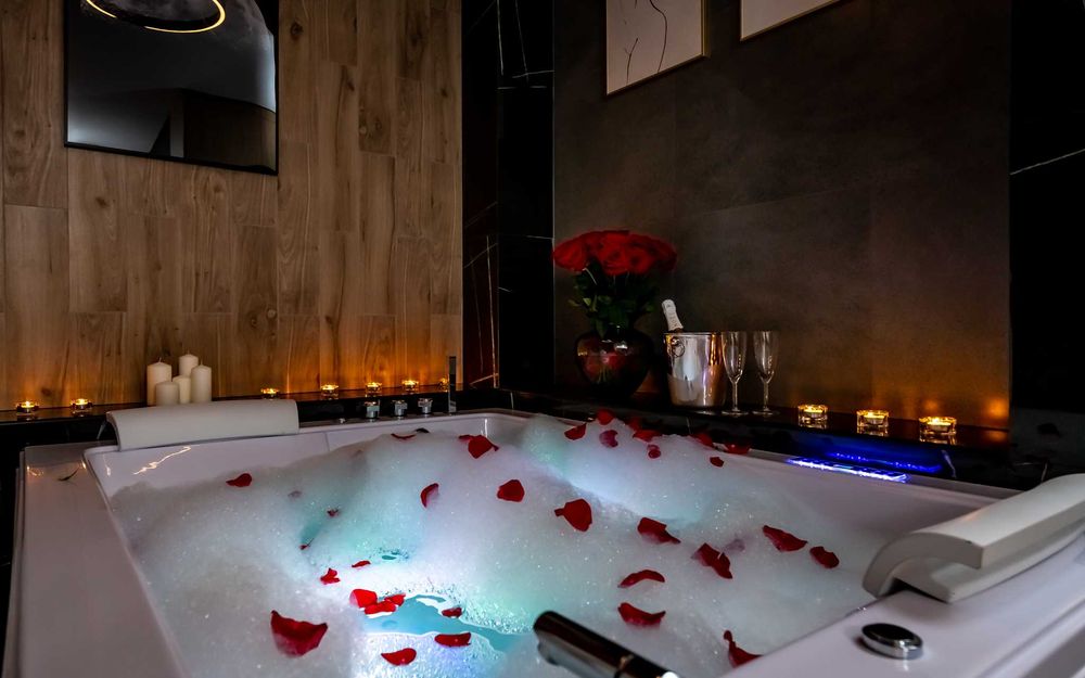 Zmysłowy Apartament VIP - prywatna sauna i jacuzzi tylko dla Was