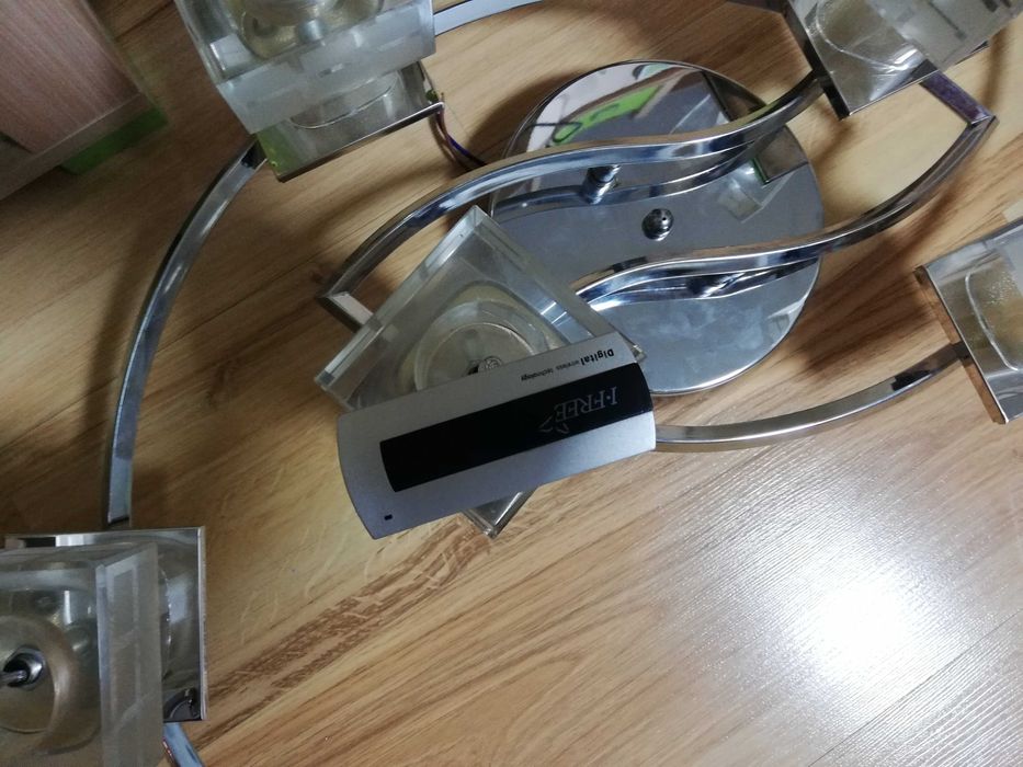 Lampa pokojowa z pilotem -zmienia kolory