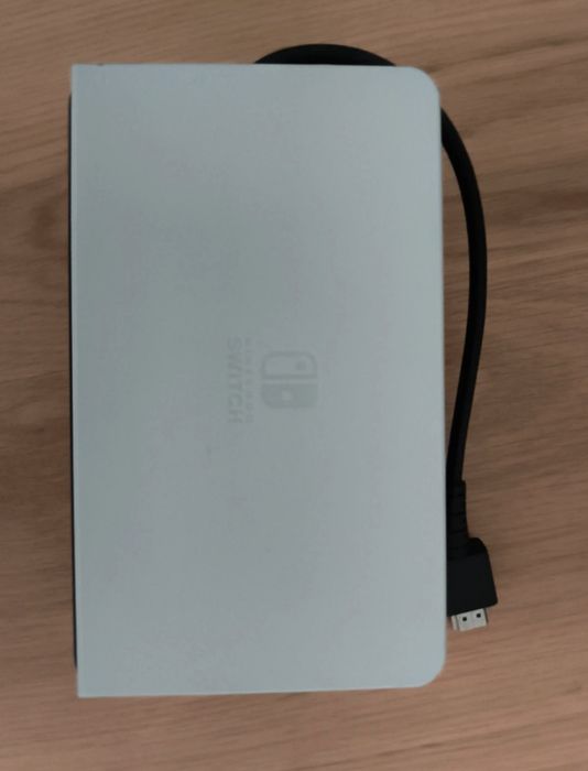 Consola Nintendo Switch OLED em excelente estado.

- Inclui Joy-Cons azuis e brancos.
- Base de carregamento e alças.
- Caixa de transporte preta.