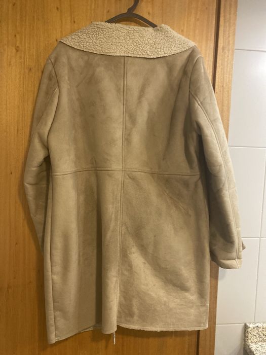 Casaco em eco pele e pelo interior