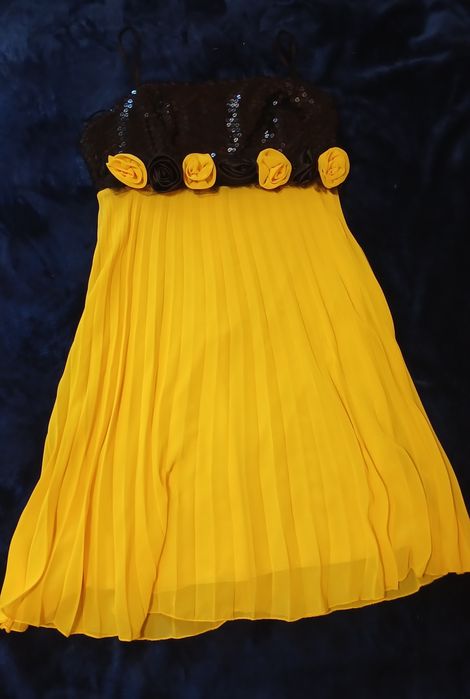 Жовта сукня з трояндами
