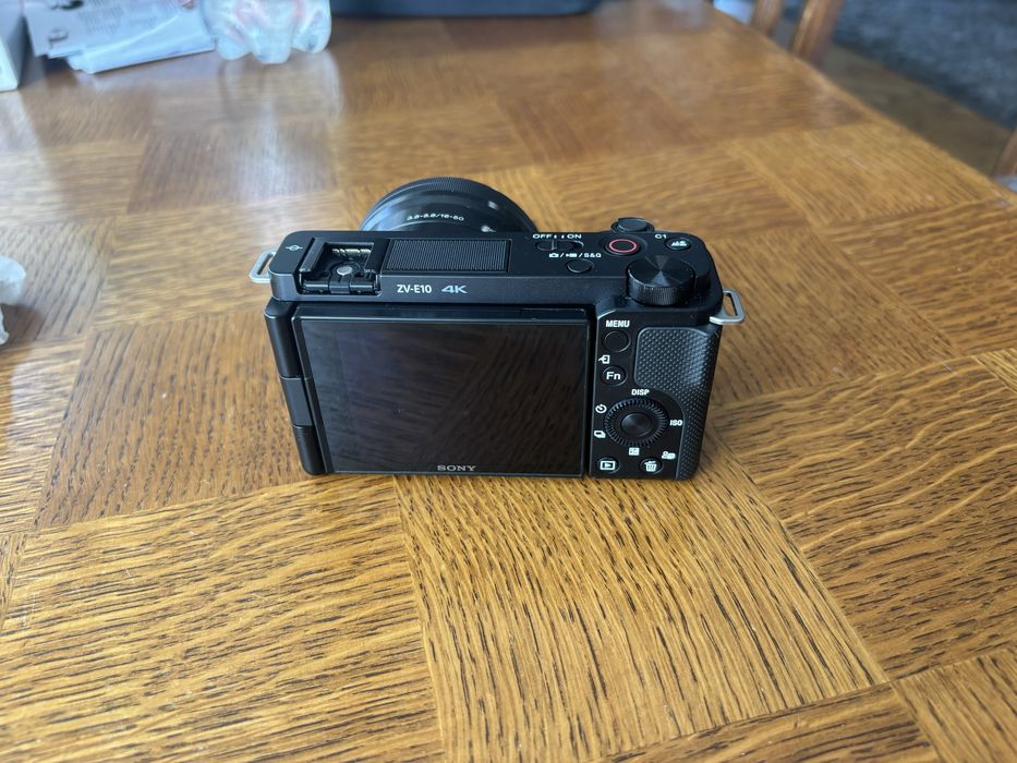 Sony ZV-E10 + E PZ 16-50 mm f/3.5-5.6 OSS