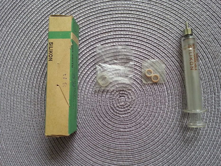 Strzykawka całoszklana silikon 5 cm ze stożkiem metalowym Prl.