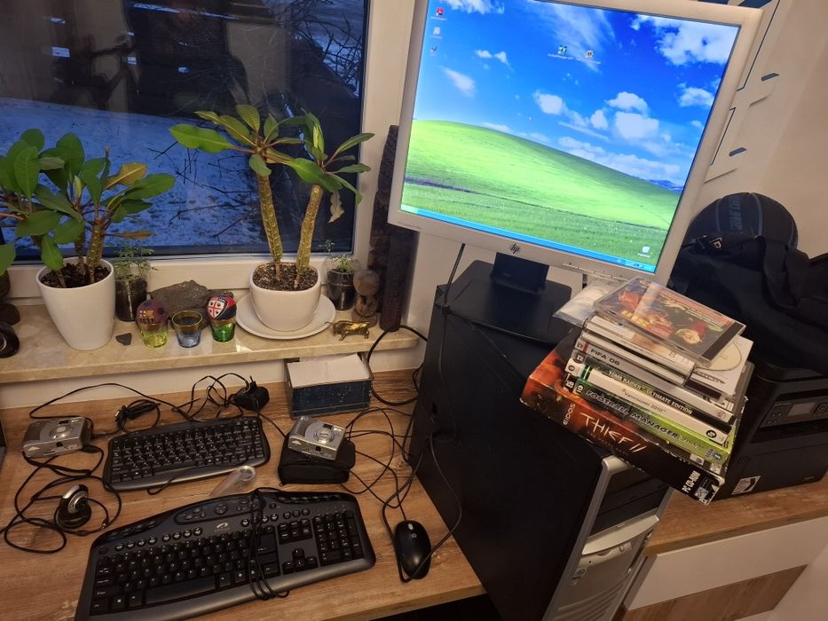 Stary komputer PC HP wraz z unikatowymi dodatkami grami i wyposażeniem
