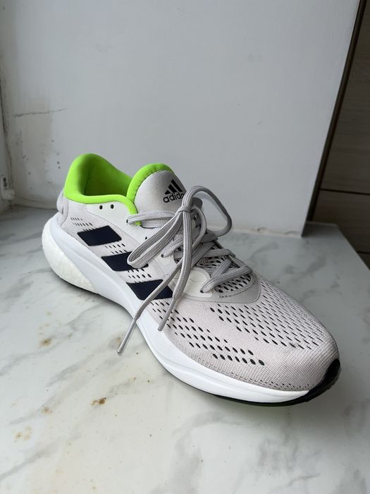 Кросівки Adidas.