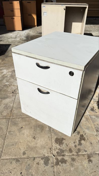 Modulo de escritorio usado com duas gavetas