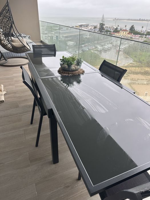 Mesa de jardim  com cadeiras