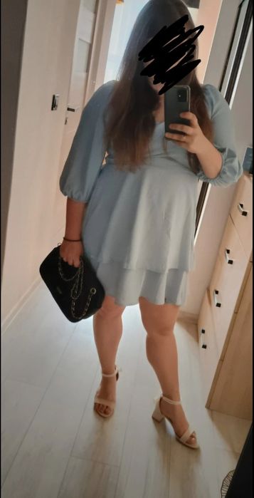 Damska sukienka w jednolitym kolorze z dekoltem w kształcie serca