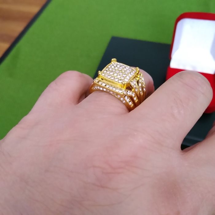 Sygnet męski koloru złotego bogato zdobiony cyrkoniami