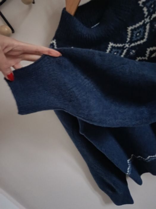 Sweter niebieski wzór scandi pólgolf premium  Guess 38 pudełkowy