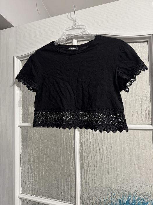 Czarny crop top z koronką