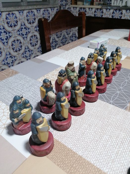 Peças de xadrez pintadas à mão