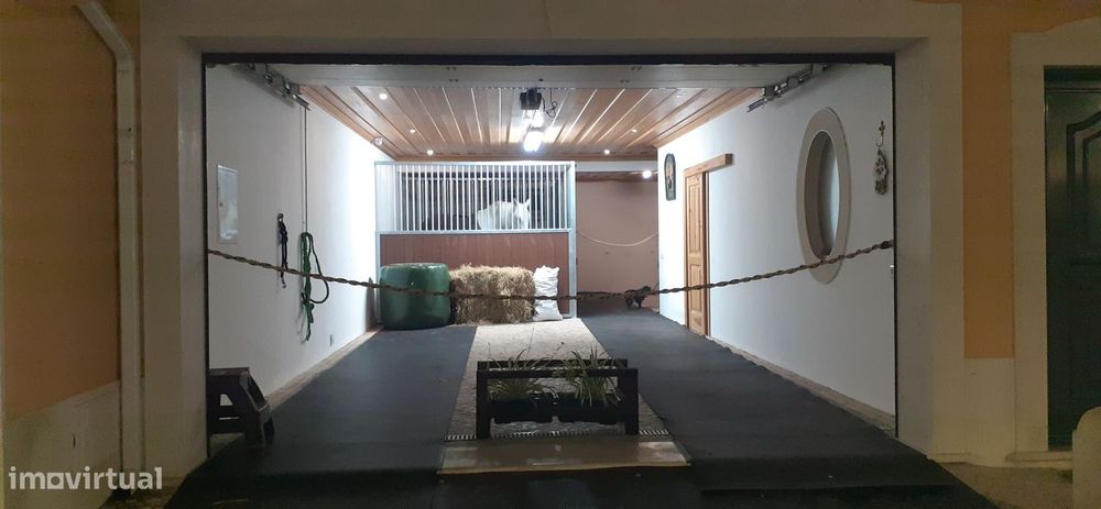 Moradia com boxes e terraços