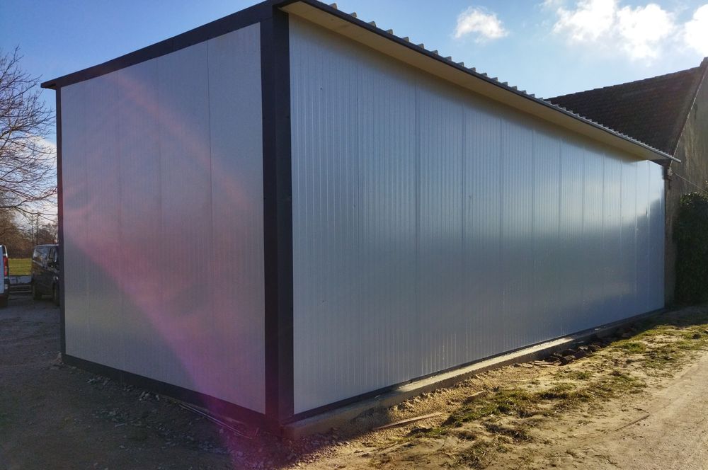 Garaż z płyt warstwowych. Producent.