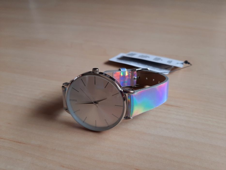 Zegarek firmy Reserved średnica koperty 4 cm srebrny efekt hologramu