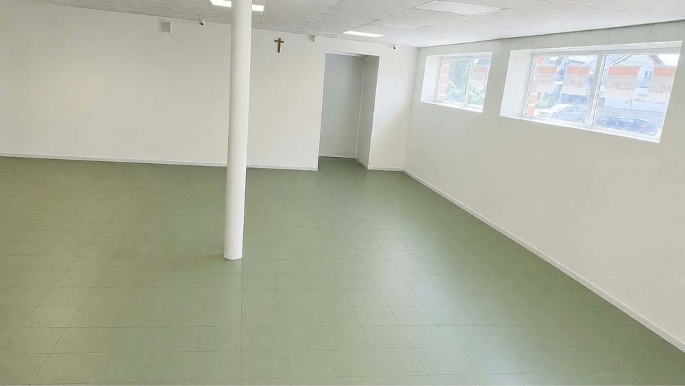 Wynajmę lokal handlowo-usługowy z parkingiem