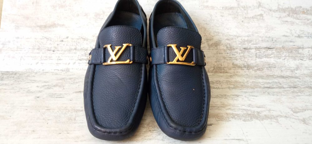 Шкіряні мокасини від бренду Louis Vuitton.