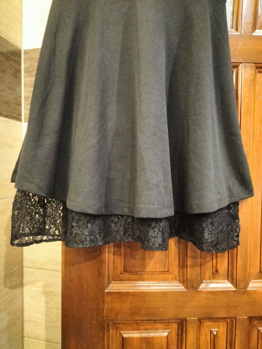 Czarna elegancka rozkloszowana sukienka z koronką