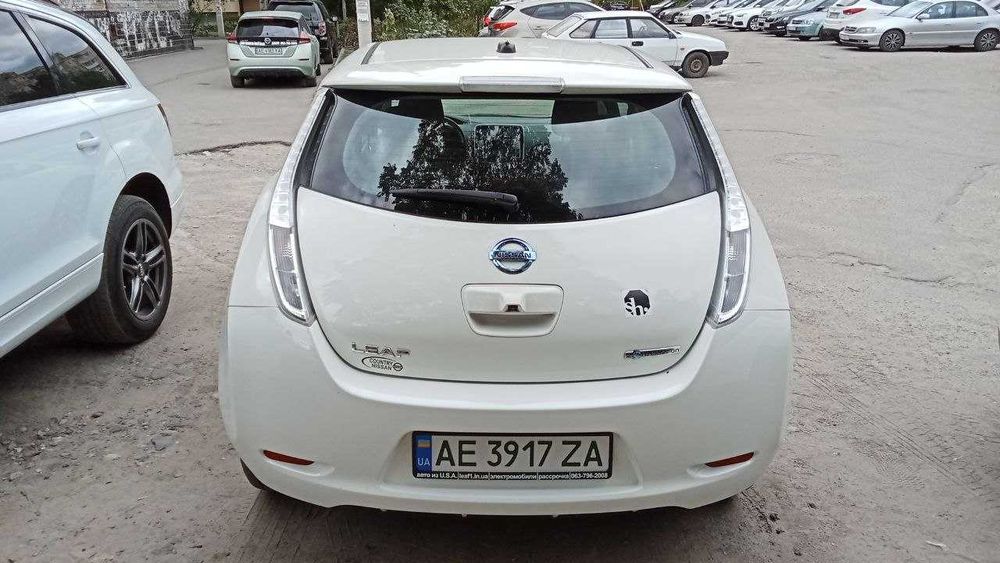 nissan leaf SV 2016 30 квч 54т км белый сша 11 из 12