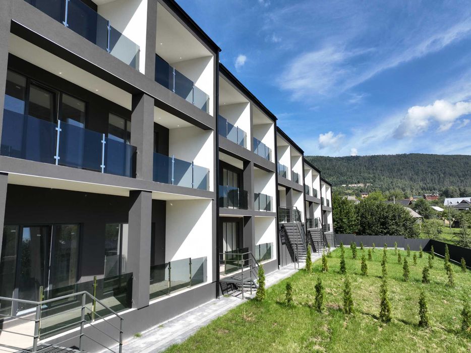 Продається 4 кім. квартира в м. Яремче (паркрмісце, власне подвір`я)