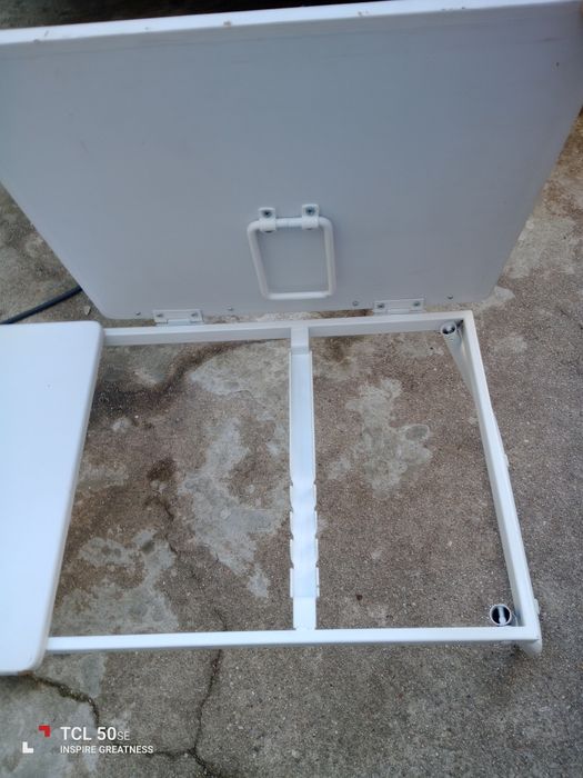 Tabuleiro de refeição tem posição para tablet ou para ler um livro.