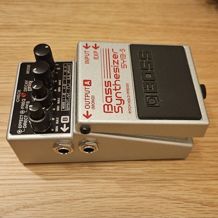 Boss SYB-5  - Syntezator do gitary basowej.