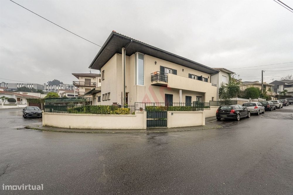 Moradia T3+1 | Sala comum e de jogos | Cozinha equipada | Capoto | Pon