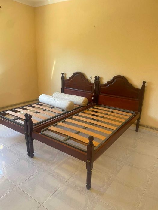 Duas camas de solteiro vintage à venda, com desconto para € 100 – URGENTE