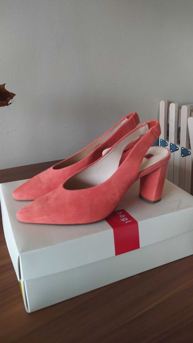 Koralowe buty na obcasie