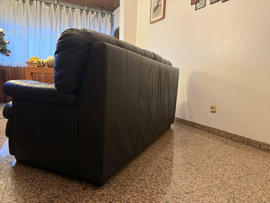 Conjunto de sofás em couro azul escuro
