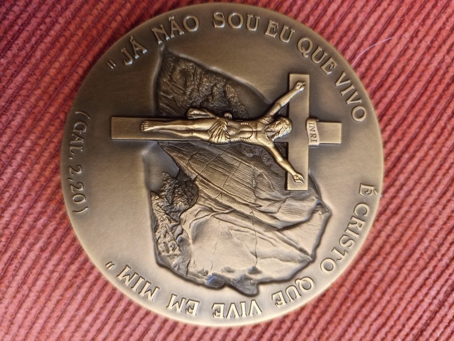 Medalhão da TAP (50 anos) + medalhão de igreja Sta Cruz
