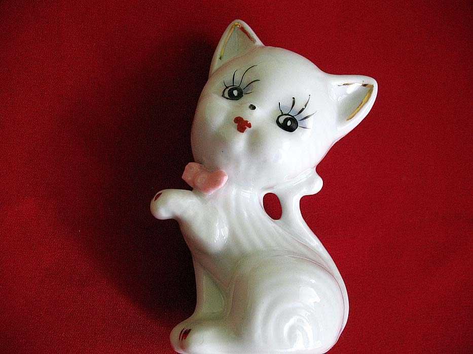 Kot - koteczka z różową kokardą - porcelana - 11 x 6 x 4,5 cm