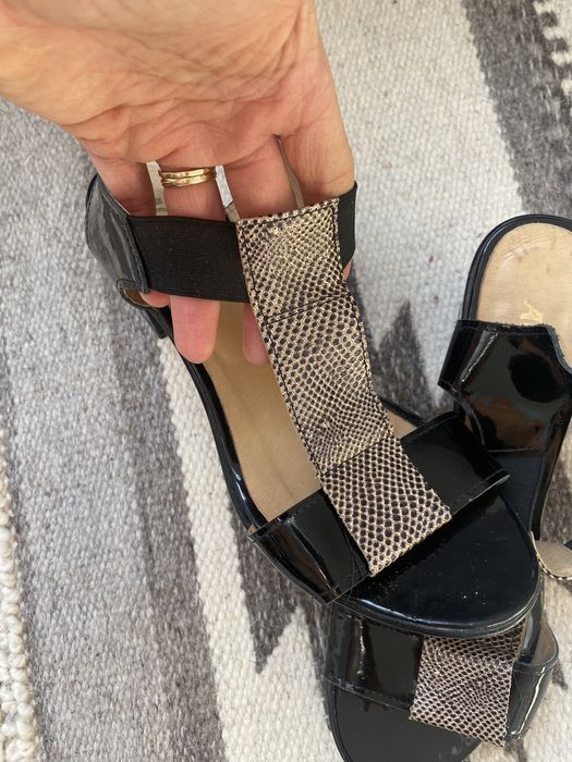 Buty na grubym słupku lakierowane złote 39