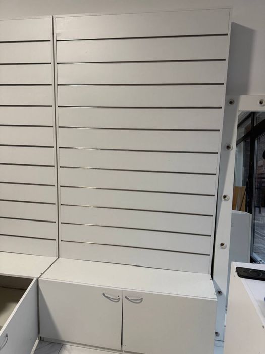 Стелаж торговий з тумбами. В комплекті крючки б/у