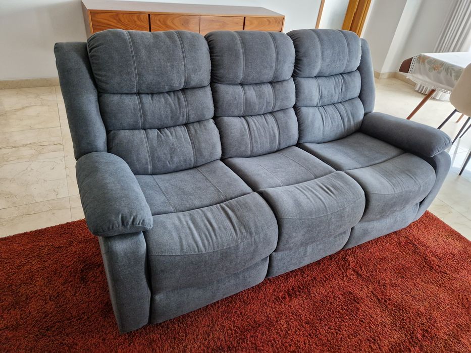 Sofá 3 lugares, 2 são reclináveis,  como novo
