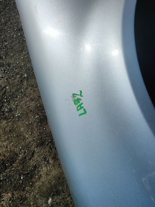 Volkswagen Golf 4 IV błotnik lewy srebny LA7W