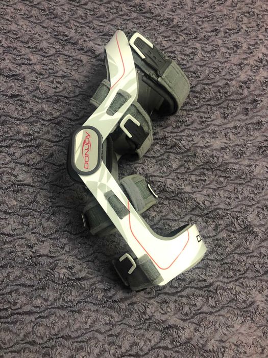 Orteza kolana DonJoy Renegade ultralekka  PRAWA M