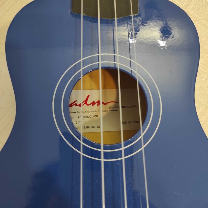 Гітара- перше знайомство з музикою