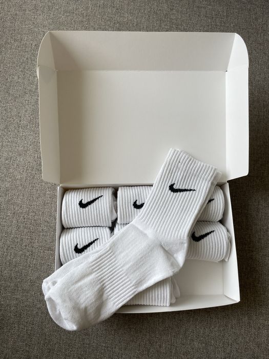 Nike Wysokie Biale/Czarne  35/38 boks 2 szt. (18 par )