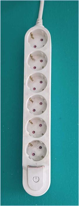 Régua Elétrica Branca. 6 Tomadas + Botão de Segurança + Cabo de 2,10 m