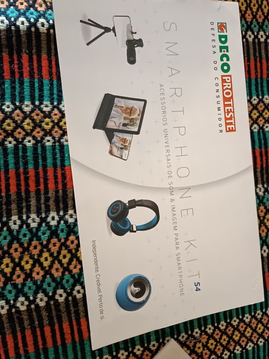 Conjunto Headphones, coluna BT, Ecrã aumentado e tripé com lente