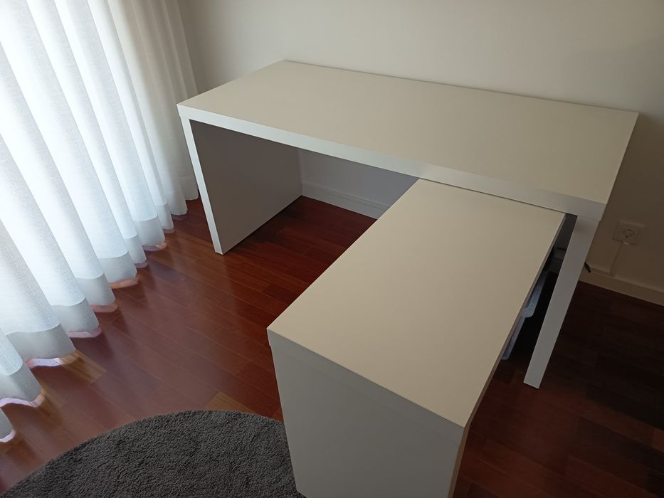 Secretária MALM com painel extraível