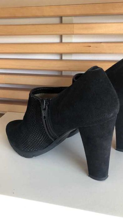 Sapatos altos pretos mulher