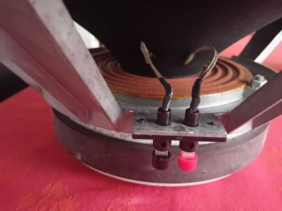 Alto-falantes de 18 polegadas.