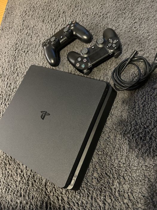 PS4 em ótimo estado com dois comandos.