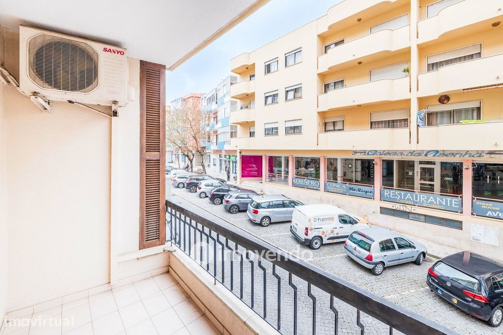 Apartamento T3, com terraço e arrecadação, em Mem Martins