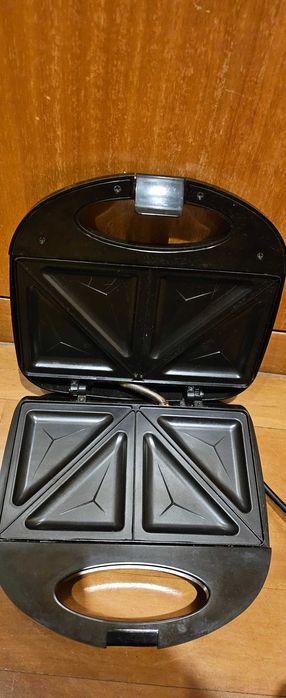 Cafeteira branca e sanduicheira