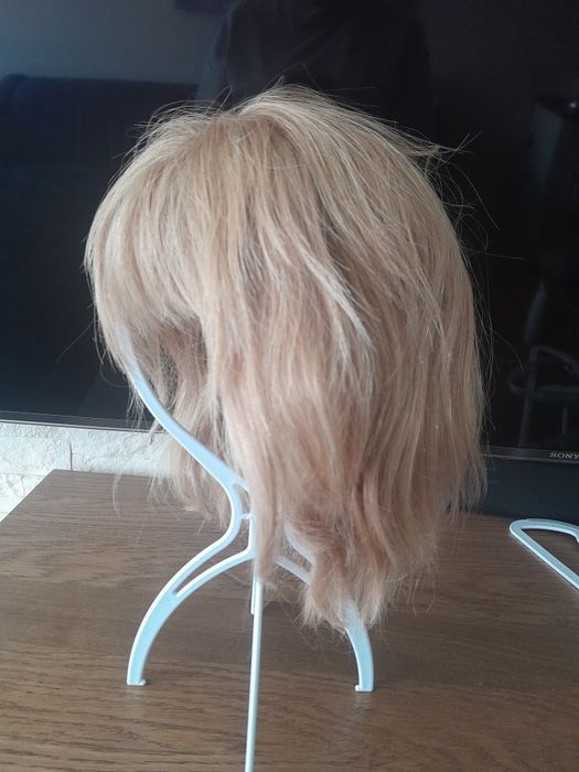 Peruka naturalna  włos naturalny blond z grzywką