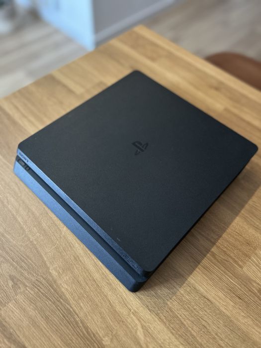 PS4 slim 1tb c/ 2 comandos e 4 jogos
