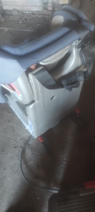 Дитячі автомобільне крісло